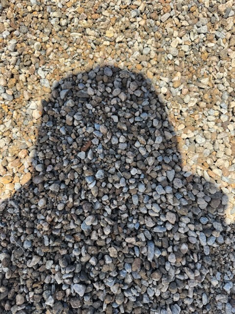 Squeegee pipe bedding material — construction aggregate